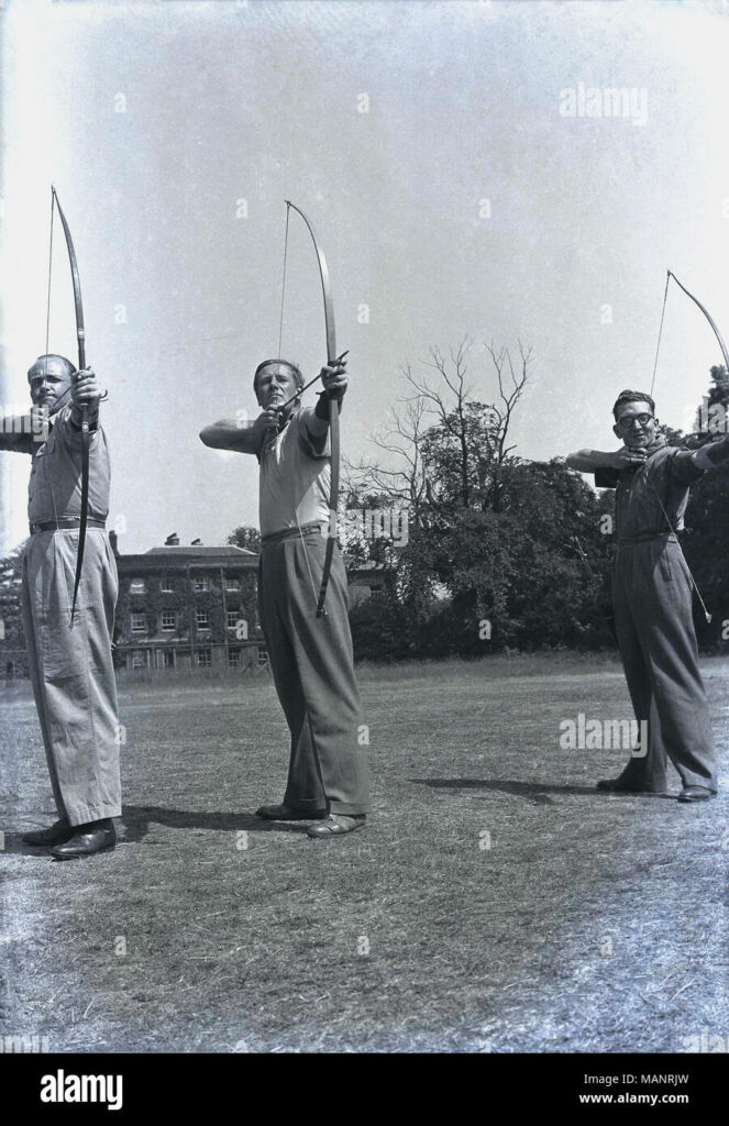 1947 vista delantera de tres hombres arqueros practicando para la post guerra de los juegos olimpicos de londres 1948 manrjw